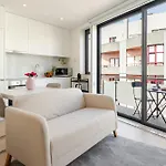 Hostwise Cozy With Balcony And Garage *