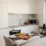 Hostwise Cozy With Balcony And Garage Appartement *