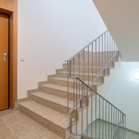 Apartment Hostwise Cozy With Balcony And Garage *