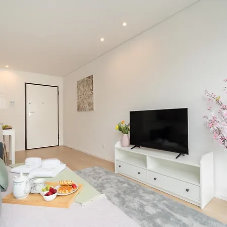 Hostwise Cozy With Balcony And Garage Apartment