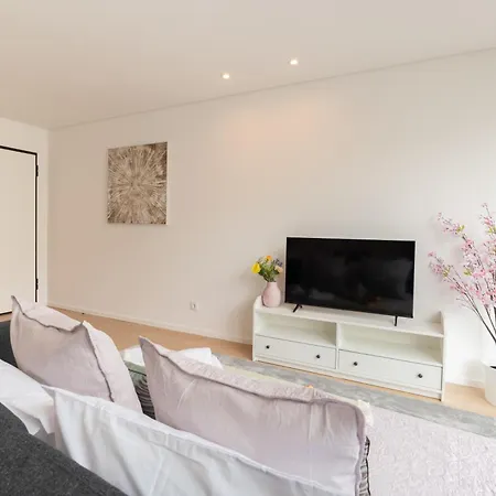 Apartment Hostwise Cozy With Balcony And Garage