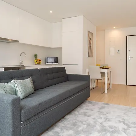 Hostwise Cozy With Balcony And Garage Lejlighed