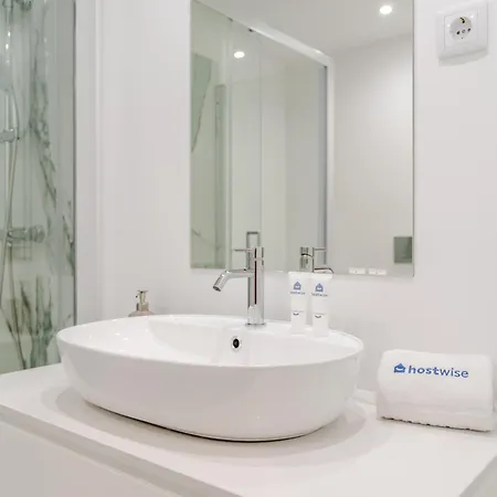 Hostwise Cozy With Balcony And Garage * Leca da Palmeira