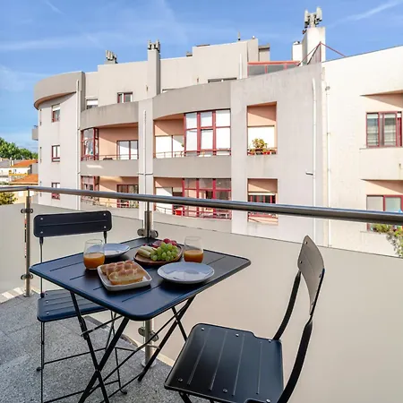 Hostwise Cozy With Balcony And Garage Daire *
