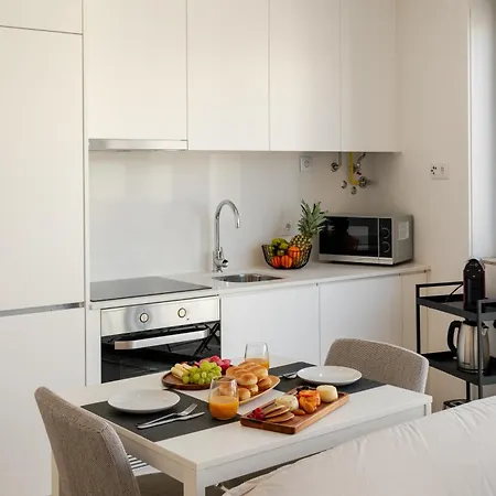 Hostwise Cozy With Balcony And Garage Daire *