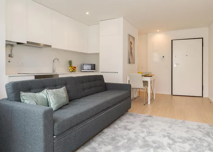 Hostwise Cozy With Balcony And Garage Апартаменты