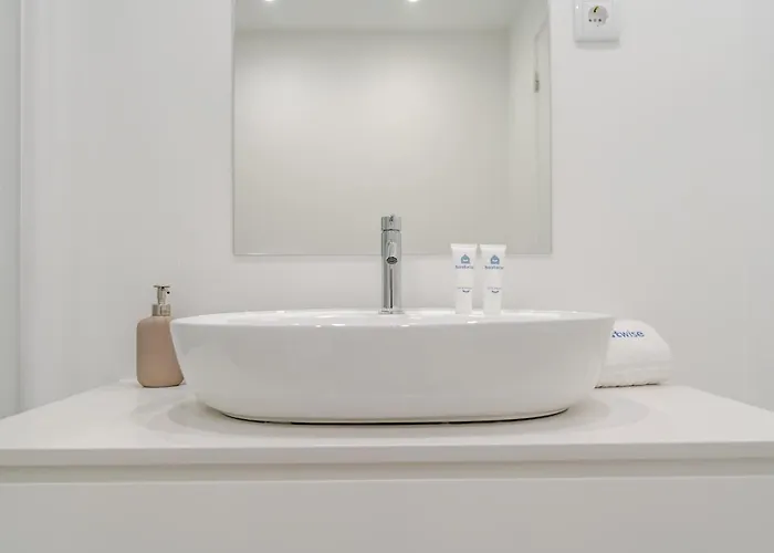 Hostwise Cozy With Balcony And Garage