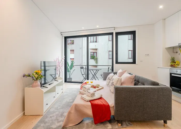 Hostwise Cozy With Balcony And Garage