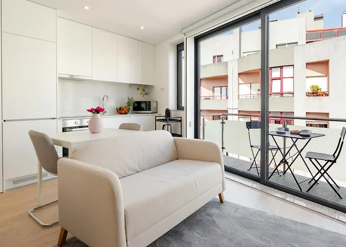 Hostwise Cozy With Balcony And Garage *